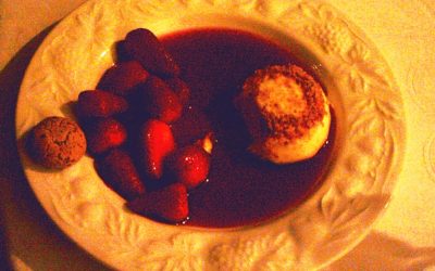 Vanille-Mousse mit frischen Erdbeeren und Holundersauce