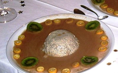 Bratapfel-Mousse mit Pflaumen-Punsch-Sauce